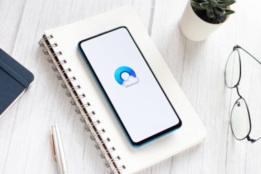Assam, Hindistan - 04 Mayıs 2021: Telefon ekranı görüntüsünde QQ tarayıcı logosu.