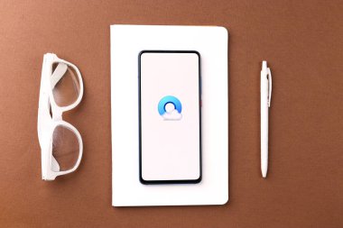 Assam, Hindistan - 04 Mayıs 2021: Telefon ekranı görüntüsünde QQ tarayıcı logosu.