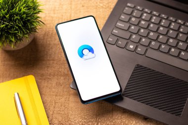 Assam, Hindistan - 04 Mayıs 2021: Telefon ekranı görüntüsünde QQ tarayıcı logosu.