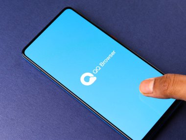 Assam, Hindistan - 04 Mayıs 2021: Telefon ekranı görüntüsünde QQ tarayıcı logosu.