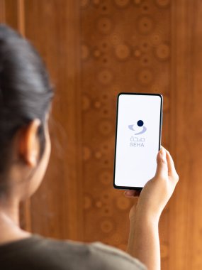 Assam, Hindistan - 04 Mayıs 2021: Telefon ekranında SEHA logosu.