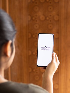 Assam, Hindistan - 04 Mayıs 2021: Telefon ekranında SEHA logosu.