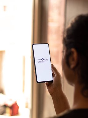 Assam, Hindistan - 04 Mayıs 2021: Telefon ekranında SEHA logosu.