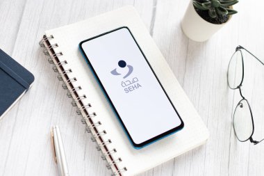 Assam, Hindistan - 04 Mayıs 2021: Telefon ekranında SEHA logosu.