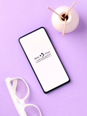 Assam, Hindistan - 04 Mayıs 2021: Telefon ekranında SEHA logosu.