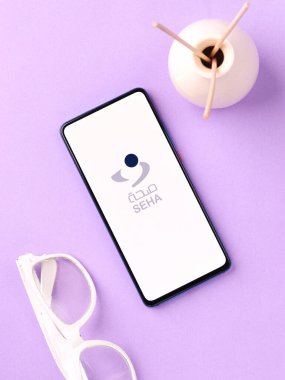 Assam, Hindistan - 04 Mayıs 2021: Telefon ekranında SEHA logosu.