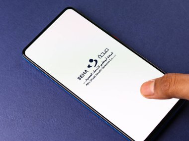 Assam, Hindistan - 04 Mayıs 2021: Telefon ekranında SEHA logosu.