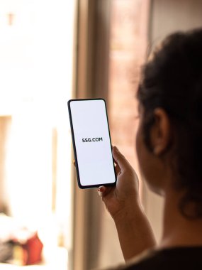 Assam, Hindistan - 04 Mayıs 2021: Telefon ekranında SSGCOM logosu.