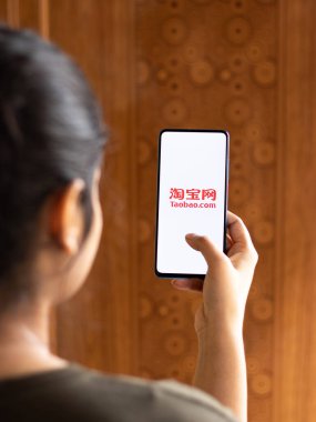 Assam, Hindistan - 04 Mayıs 2021: Telefon ekranında Taobao logosu.