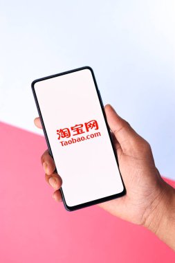 Assam, Hindistan - 04 Mayıs 2021: Telefon ekranında Taobao logosu.