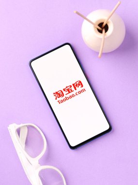 Assam, Hindistan - 04 Mayıs 2021: Telefon ekranında Taobao logosu.