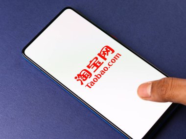 Assam, Hindistan - 04 Mayıs 2021: Telefon ekranında Taobao logosu.