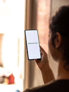 Assam, Hindistan - 04 Mayıs 2021: Telefon ekranı görüntüsünde Tencent Video logosu.