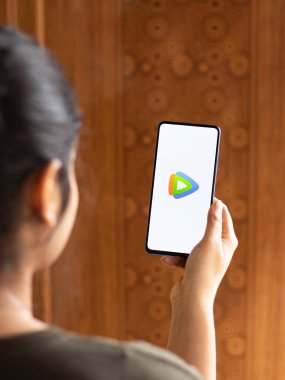 Assam, Hindistan - 04 Mayıs 2021: Telefon ekranı görüntüsünde Tencent Video logosu.