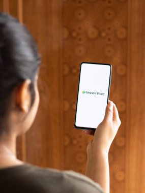 Assam, Hindistan - 04 Mayıs 2021: Telefon ekranı görüntüsünde Tencent Video logosu.