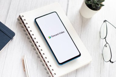 Assam, Hindistan - 04 Mayıs 2021: Telefon ekranı görüntüsünde Tencent Video logosu.