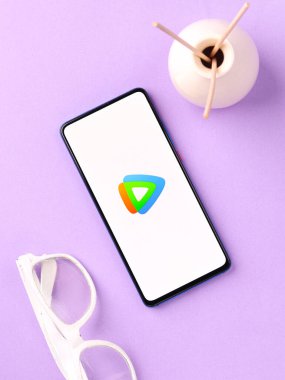 Assam, Hindistan - 04 Mayıs 2021: Telefon ekranı görüntüsünde Tencent Video logosu.