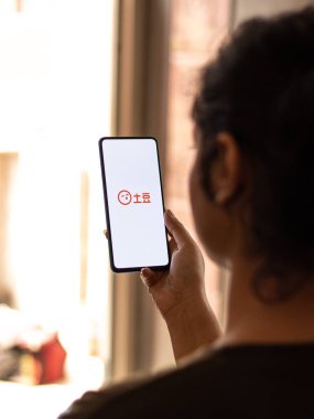 Assam, Hindistan - 04 Mayıs 2021: Telefon ekranı görüntüsünde Tudou.com logosu.