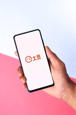Assam, Hindistan - 04 Mayıs 2021: Telefon ekranı görüntüsünde Tudou.com logosu.