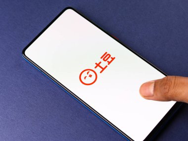 Assam, Hindistan - 04 Mayıs 2021: Telefon ekranı görüntüsünde Tudou.com logosu.
