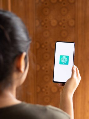 Assam, Hindistan - 04 Mayıs 2021: Telefon ekranında BAE Geçiş logosu.