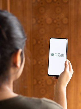 Assam, Hindistan - 04 Mayıs 2021: Telefon ekranında BAE Geçiş logosu.