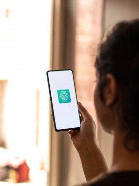 Assam, Hindistan - 04 Mayıs 2021: Telefon ekranında BAE Geçiş logosu.