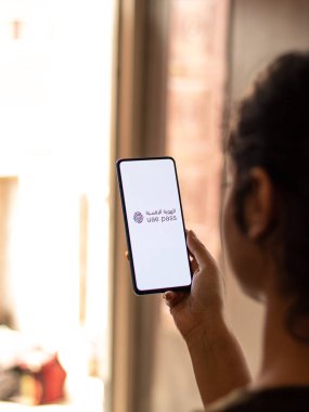 Assam, Hindistan - 04 Mayıs 2021: Telefon ekranında BAE Geçiş logosu.