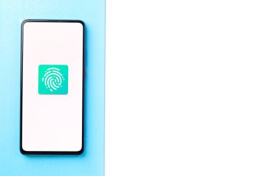 Assam, Hindistan - 04 Mayıs 2021: Telefon ekranında BAE Geçiş logosu.