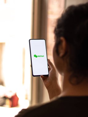 Assam, Hindistan - 04 Mayıs 2021: Telefon ekranında logomuz var.