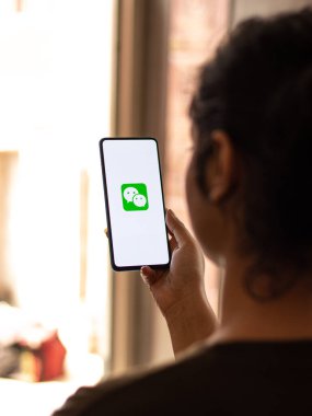 Assam, Hindistan - 04 Mayıs 2021: Telefon ekranında logomuz var.