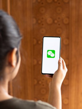 Assam, Hindistan - 04 Mayıs 2021: Telefon ekranında logomuz var.