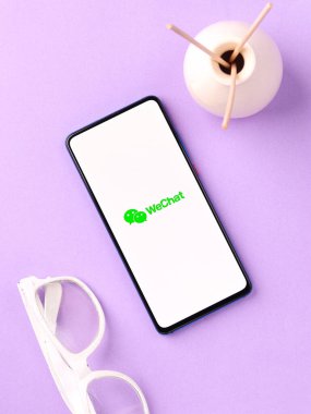 Assam, Hindistan - 04 Mayıs 2021: Telefon ekranında logomuz var.