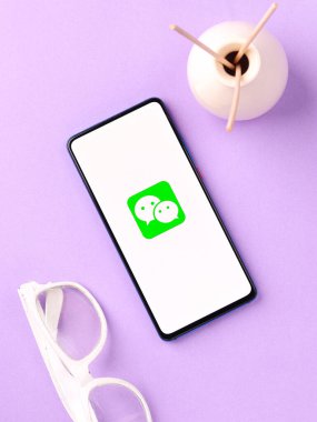 Assam, Hindistan - 04 Mayıs 2021: Telefon ekranında logomuz var.
