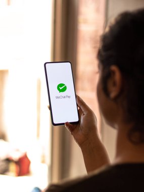 Assam, Hindistan - 04 Mayıs 2021 Telefon ekranında logo ödemesi.