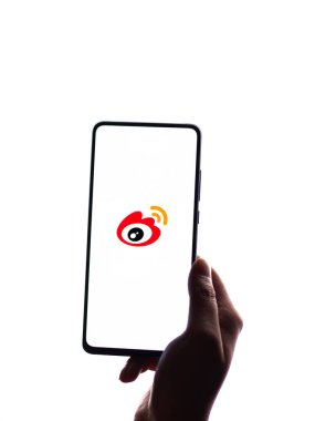 Assam, Hindistan - 04 Mayıs 2021: Telefon ekranında Sina Weibo logosu.