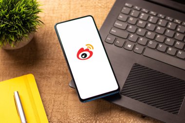 Assam, Hindistan - 04 Mayıs 2021: Telefon ekranında Sina Weibo logosu.