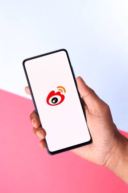 Assam, Hindistan - 04 Mayıs 2021: Telefon ekranında Sina Weibo logosu.