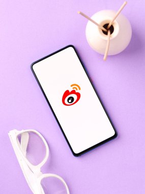 Assam, Hindistan - 04 Mayıs 2021: Telefon ekranında Sina Weibo logosu.
