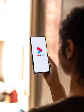 Assam, Hindistan - 04 Mayıs 2021: Youku logosu telefon ekranı görüntüsü.