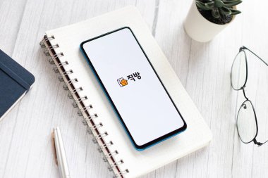 Assam, Hindistan - 04 Mayıs 2021: Telefon ekranında Zigbang logosu.