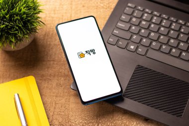 Assam, Hindistan - 04 Mayıs 2021: Telefon ekranında Zigbang logosu.