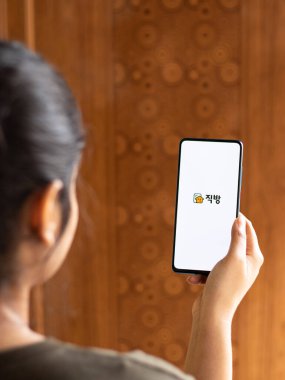 Assam, Hindistan - 04 Mayıs 2021: Telefon ekranında Zigbang logosu.