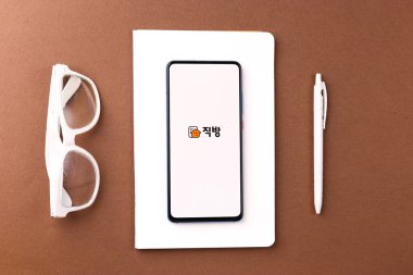 Assam, Hindistan - 04 Mayıs 2021: Telefon ekranında Zigbang logosu.