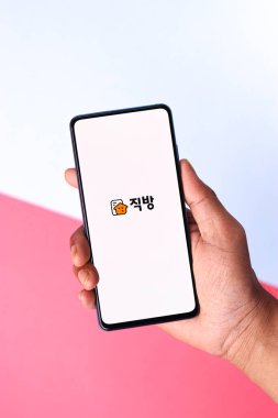 Assam, Hindistan - 04 Mayıs 2021: Telefon ekranında Zigbang logosu.