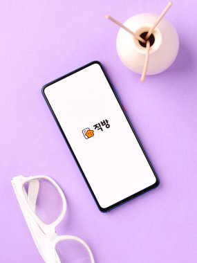 Assam, Hindistan - 04 Mayıs 2021: Telefon ekranında Zigbang logosu.