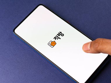 Assam, Hindistan - 04 Mayıs 2021: Telefon ekranında Zigbang logosu.