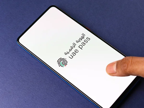 Assam, Hindistan - 04 Mayıs 2021: Telefon ekranında BAE Geçiş logosu.