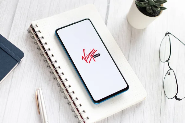 Assam, Hindistan - 04 Mayıs 2021: Telefon ekranında Virgin Group logosu.