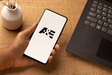 Assam, Hindistan - 21 Haziran 2021: Telefon ekranında A ve E Ağı logosu.